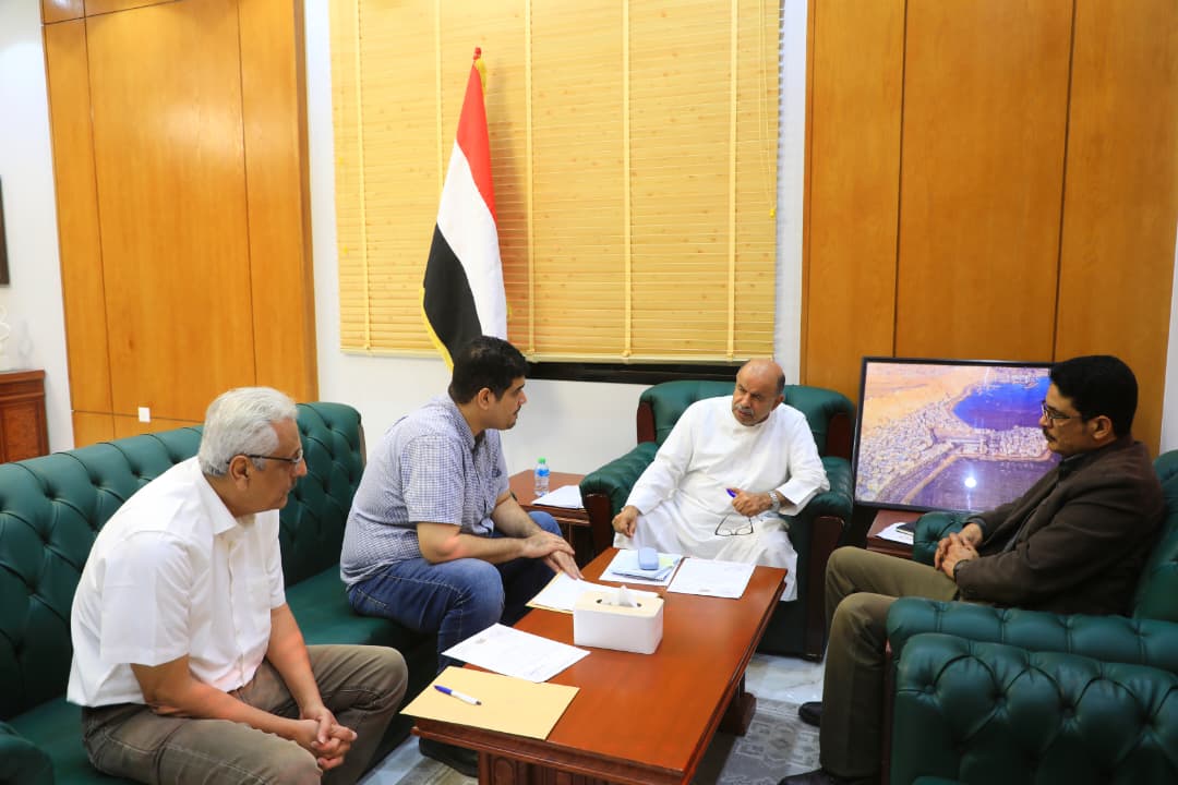 عضو مجلس القيادة الرئاسي الخنبشي يطّلع على أوضاع مديريتي المكلا والعبر ومكتبي الأشغال والخدمة المدنية