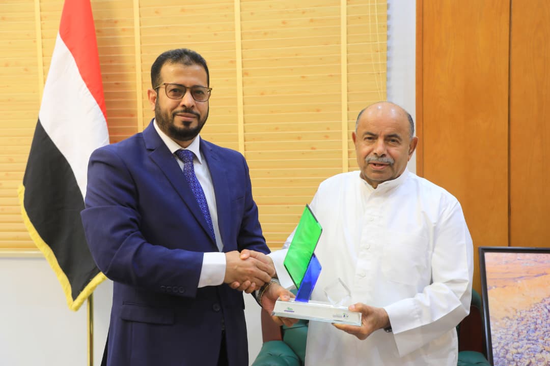 عضو مجلس القيادة الخنبشي يناقش مشاريع وبرامج مؤسسة صلة للتنمية بالمحافظة