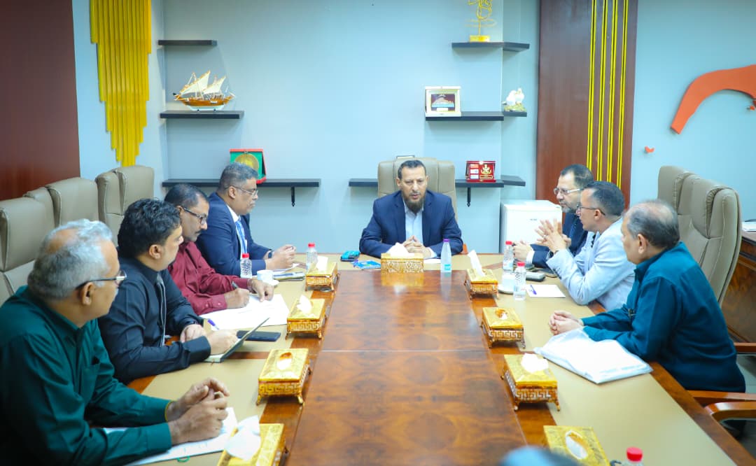 وزير الدولة محافظ عدن يوجّه بإعادة فتح مكتب الجهاز المركزي للرقابة والمحاسبة بالمحافظة