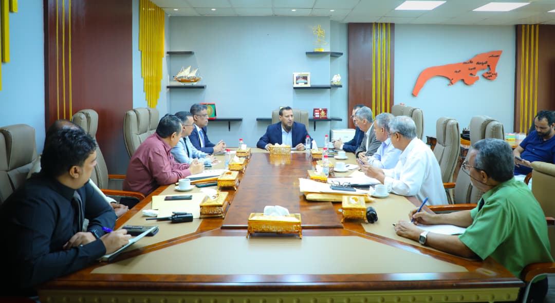 وزير الدولة محافظ عدن يناقش تطوير أداء صندوق النظافة وأوضاع الكهرباء