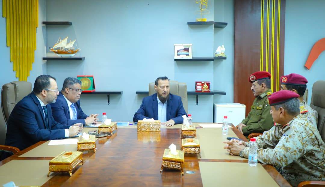 محافظ عدن يؤكد اهمية الشروع في تنفيذ خطة إعادة تموضع القوات العسكرية خارج المدينة