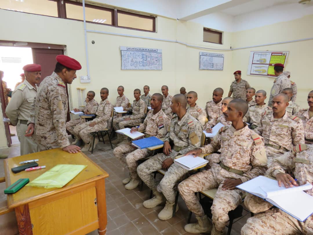 نائب رئيس هيئة الأركان العامة يتفقد الكلية الحربية العسكرية بعدن