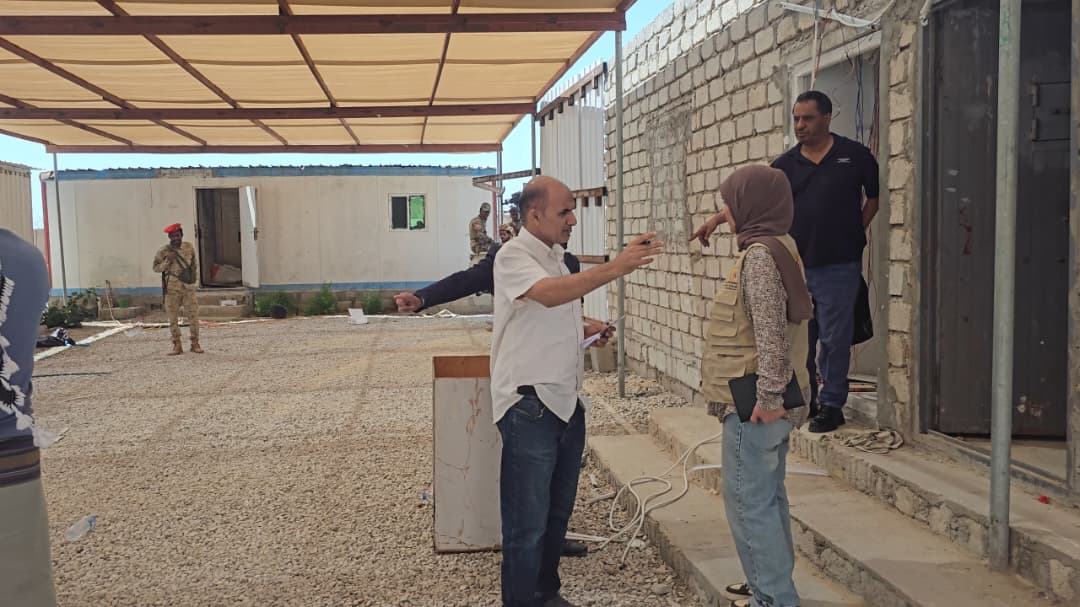 اللجنة الوطنية للتحقيق تنفذ نزولاً ميدانياً لمعاينة مواقع احتجاز غير قانونية بساحل حضرموت