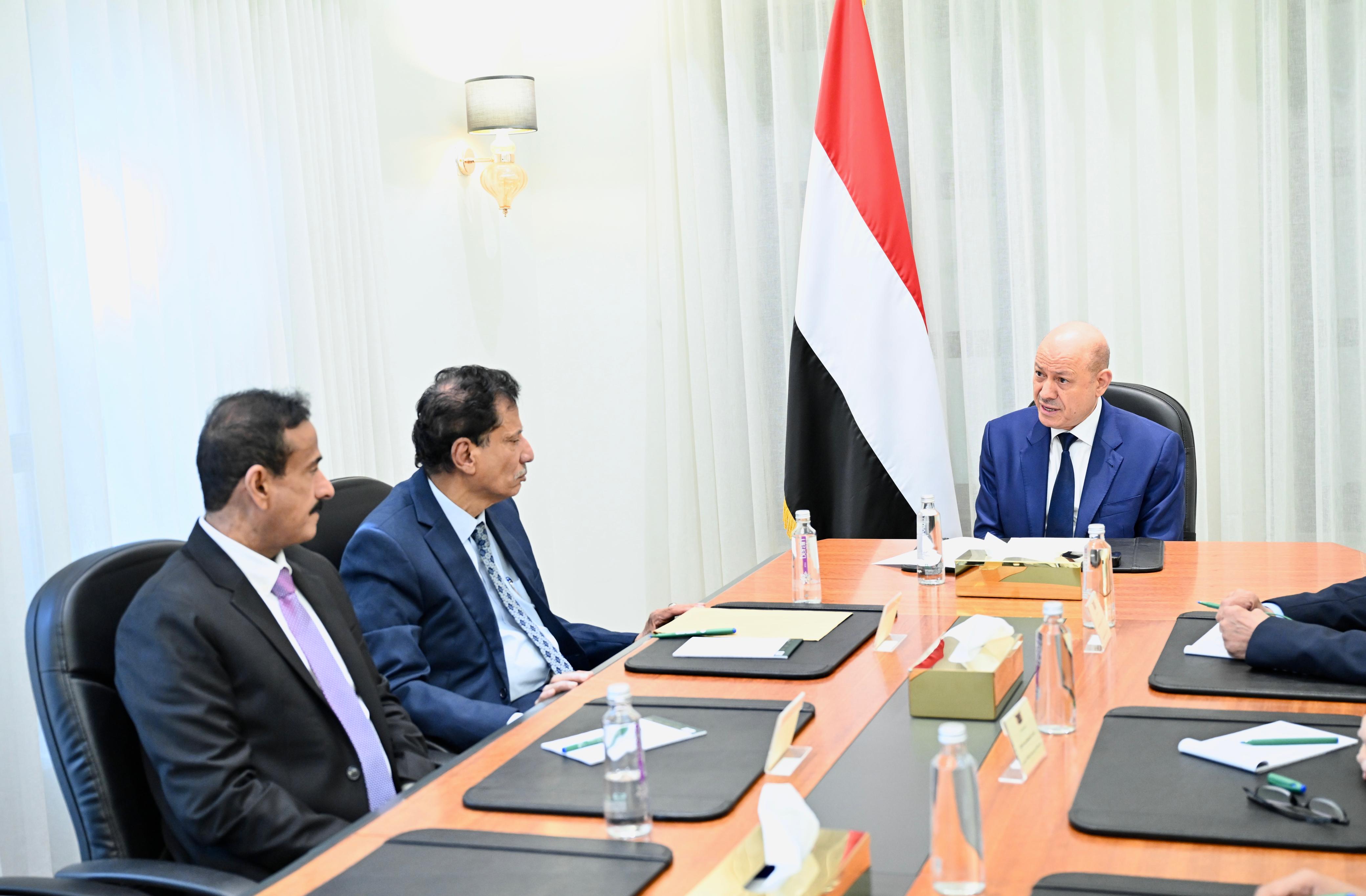 رئيس مجلس القيادة يجتمع بمحافظي المهرة وشبوة ويعلن تدشين مرحلة واعدة بالمشاريع الانمائية في المحافظتين