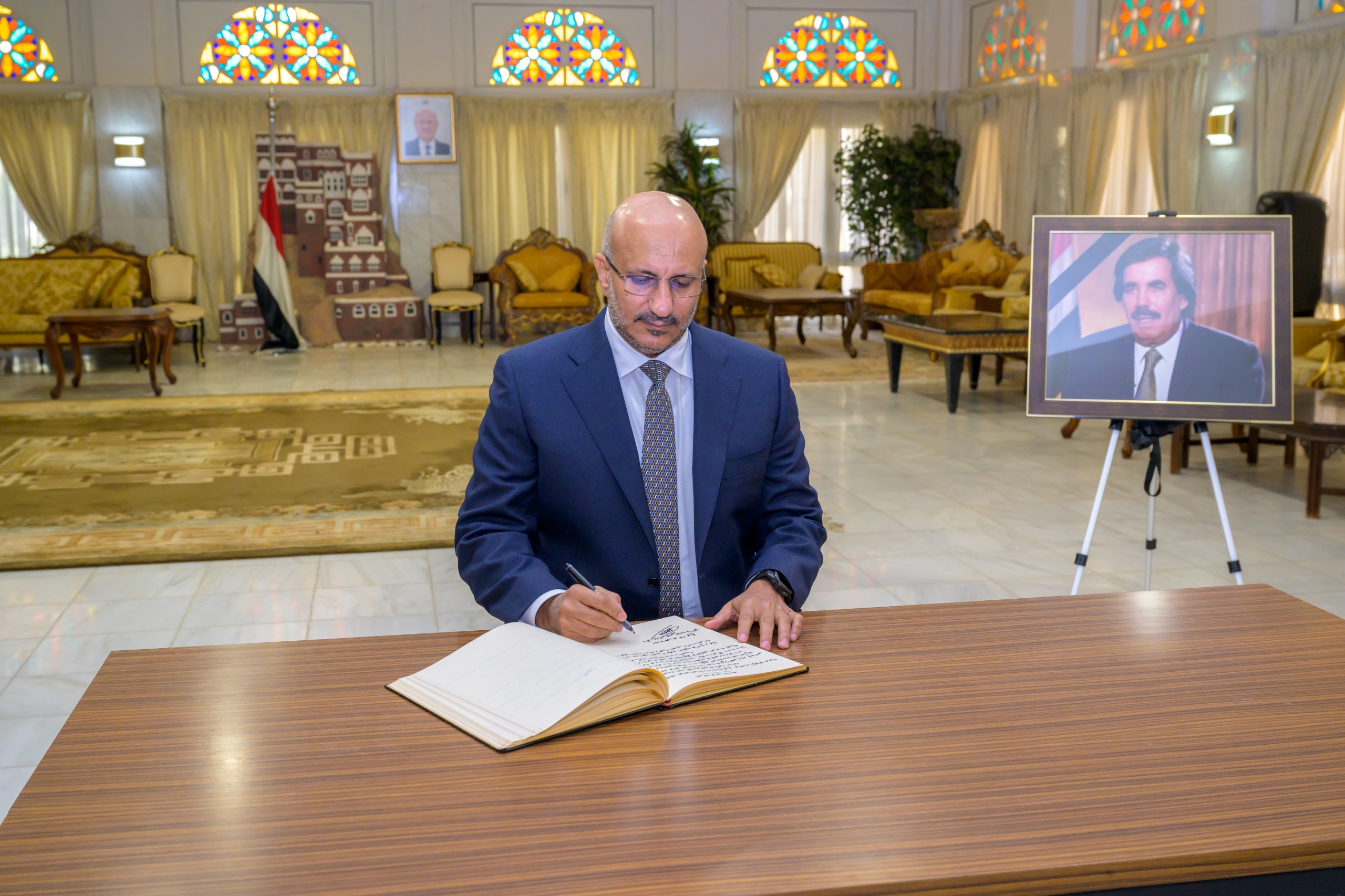 عضو مجلس القيادة طارق صالح يقدم واجب العزاء في وفاة المناضل الكبير علي سالم البيض