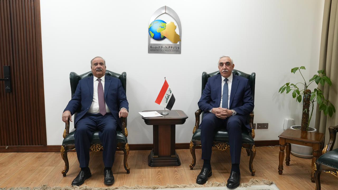 السفير مرمش يسلم مسؤولاً عراقياً رسالة من رئيس الوزراء الدكتور شائع الزنداني الى نظيره العراقي
