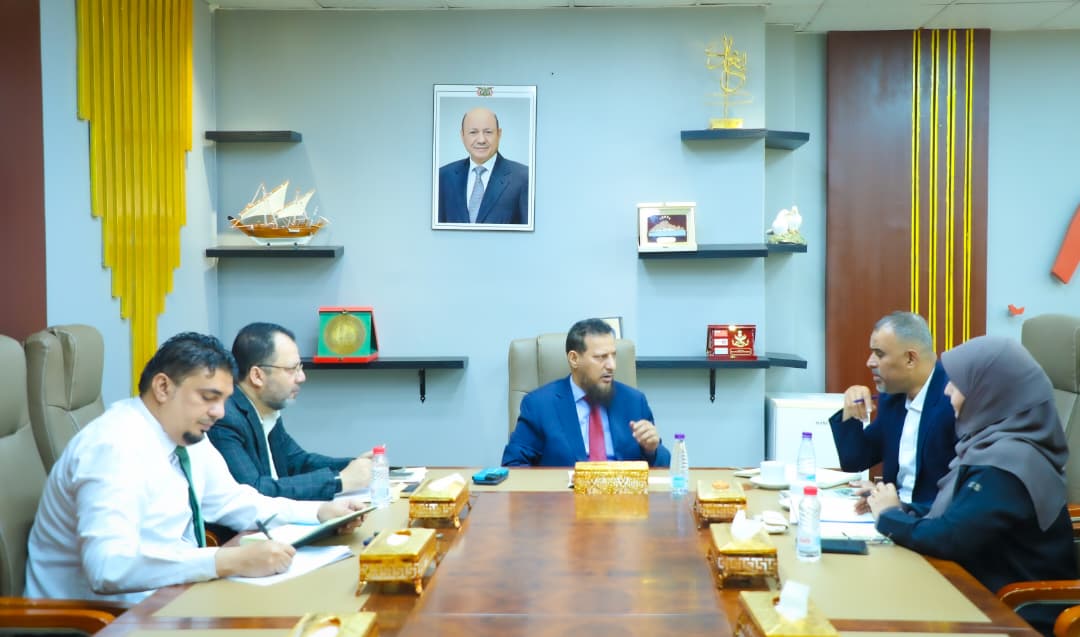 وزير الدولة محافظ عدن يؤكد استمرار دعم المعلمين وتحسين مستوى التعليم