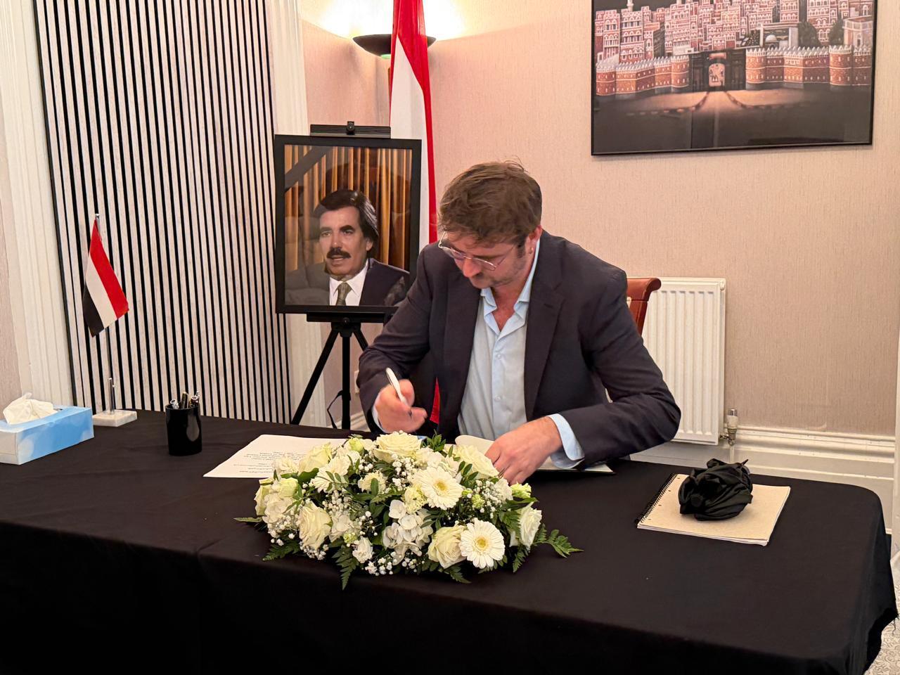 سفراء وممثلي البعثات الدبلوماسية في لندن يقدمون واجب العزاء بوفاة المناضل علي سالم البيض