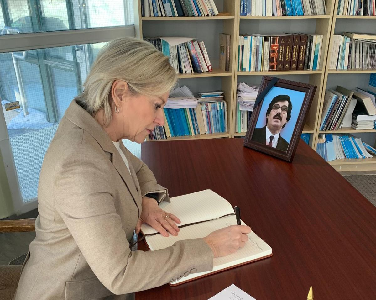 السفارة اليمنية في كندا تستقبل المعزّين بوفاة المناضل الكبير علي سالم البيض