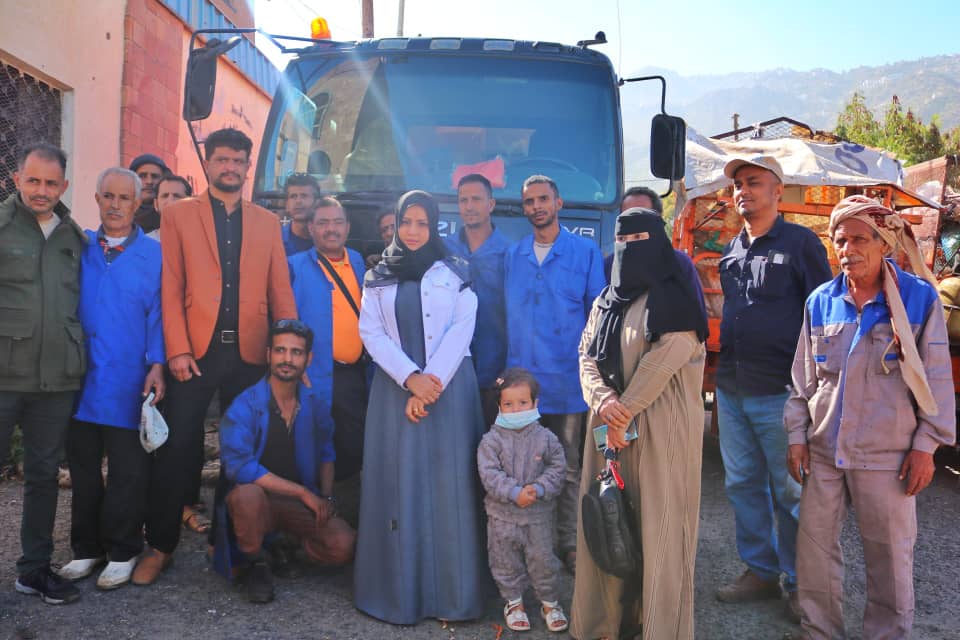 وكيل محافظة تعز يدشّن إعادة تشغيل معدات صندوق النظافة والتحسين بالمحافظة