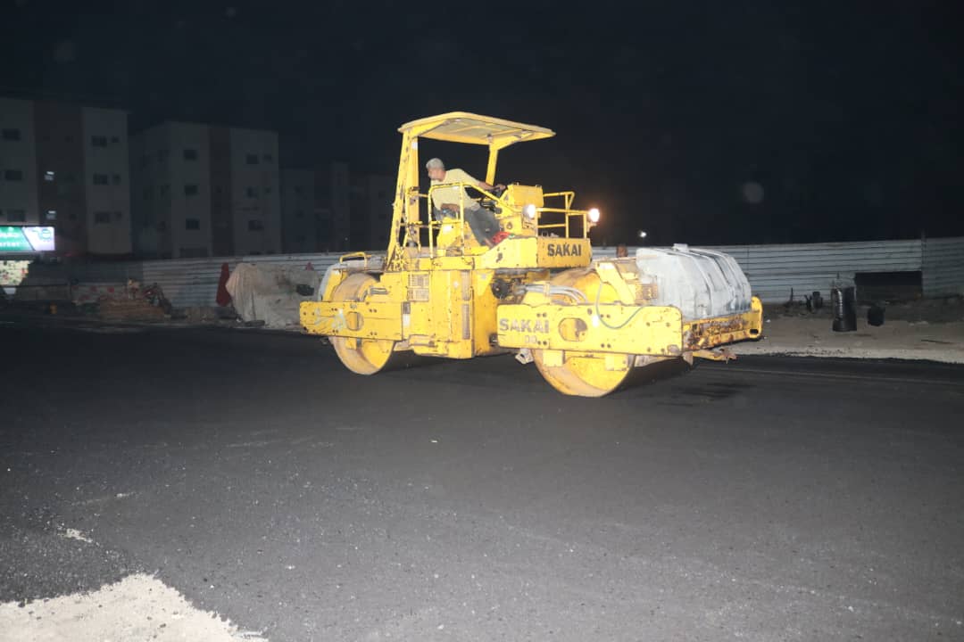 بدء أعمال الإسفلت بمدخل إنماء في البريقة ضمن مشروع تحسين السلامة المرورية بعدن
