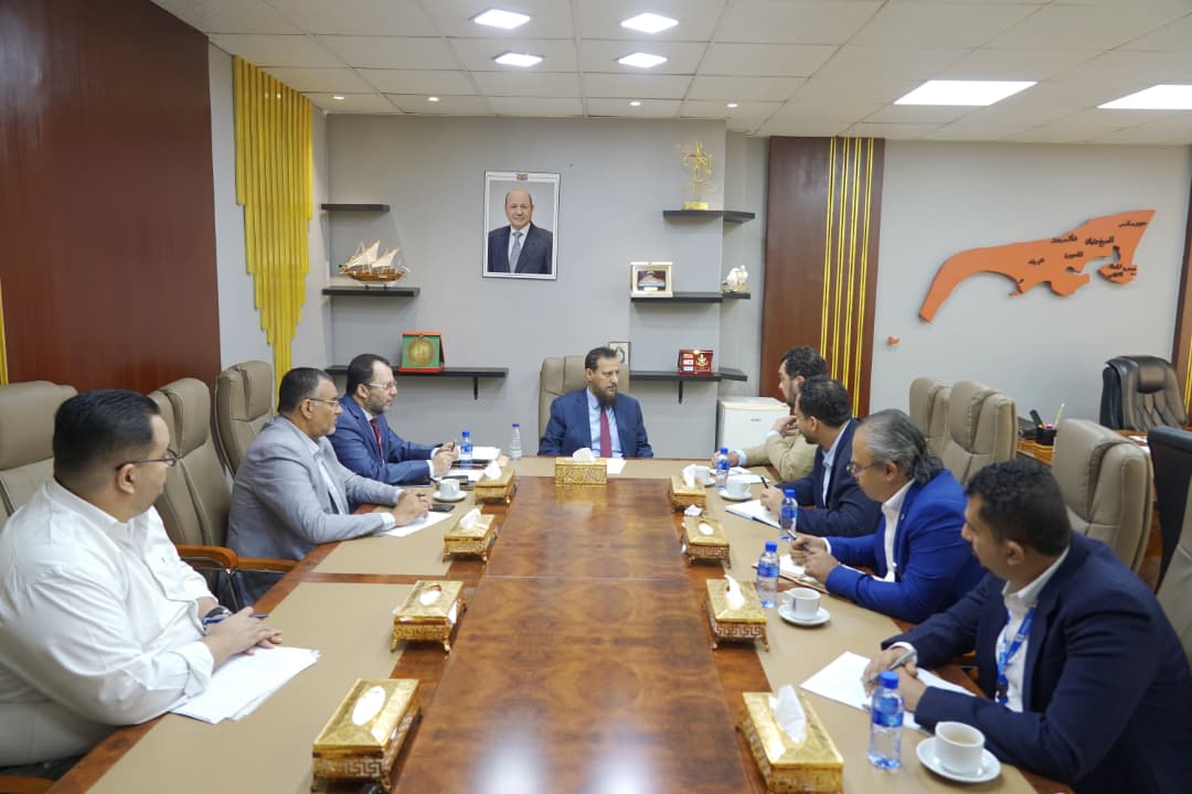 المحافظ شيخ يبحث تعزيز حماية تراث عدن الثقافي وتحديث قوائم المستفيدين من الإغاثة الدولية