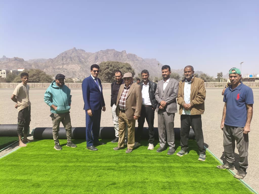 وزارة الشباب والرياضة تدشّن أعمال تعشيب ملعب نادي الصمود بمحافظة الضالع