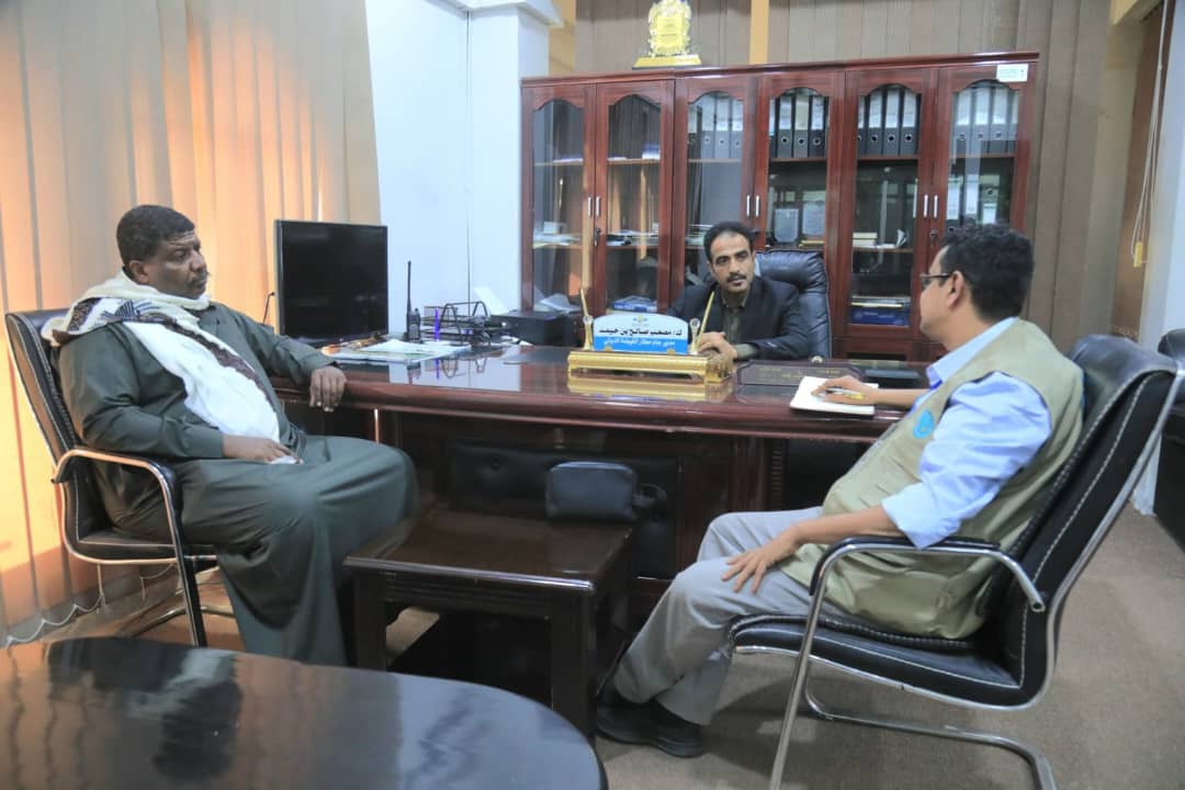 مدير عام مطار الغيضة يبحث مع منسق (الفاو) مشروع تشغيل محطة الإنذار المبكر في المهرة