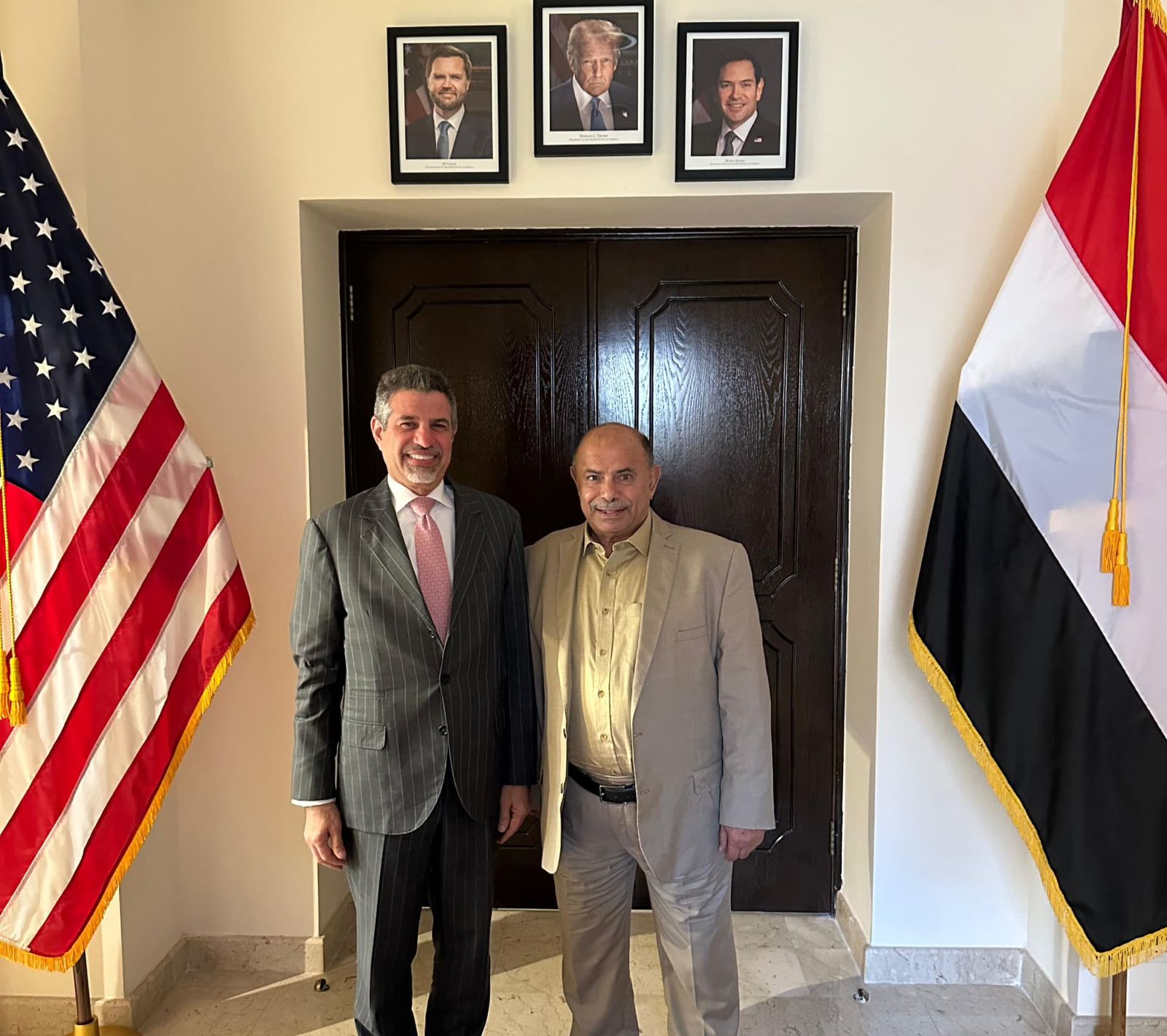 عضو مجلس القيادة الرئاسي الخنبشي يبحث مع السفير الأمريكي مستجدات الأوضاع في حضرموت