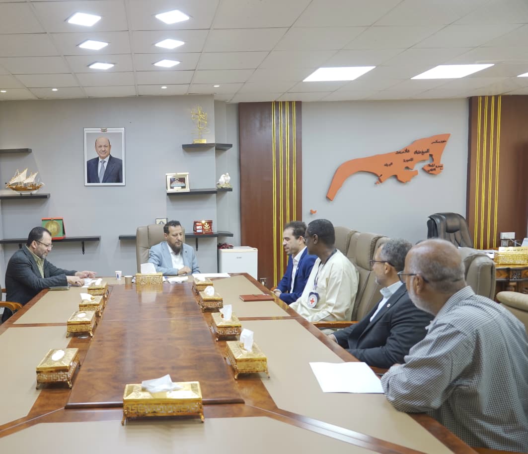 محافظ عدن يؤكد على اهمية تكثيف الرقابة الميدانية وضبط الأسواق ومنع الاحتكار