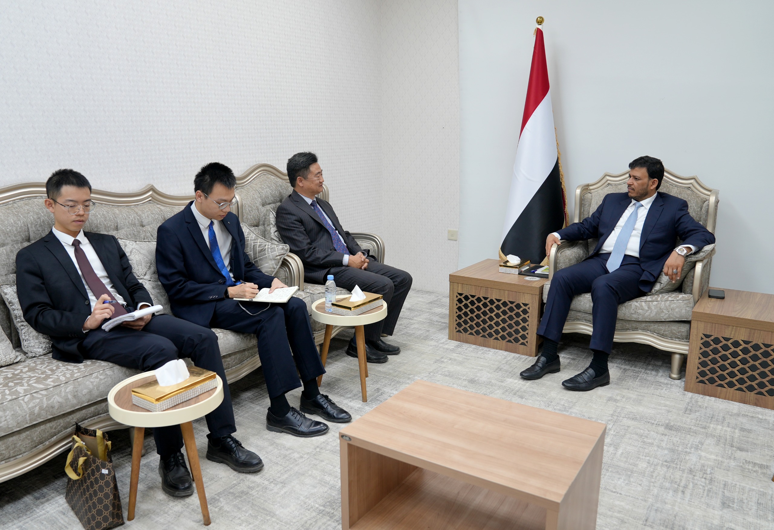 عضو مجلس القيادة الرئاسي الدكتور عبدالله العليمي يستقبل القائم بأعمال السفارة الصينية