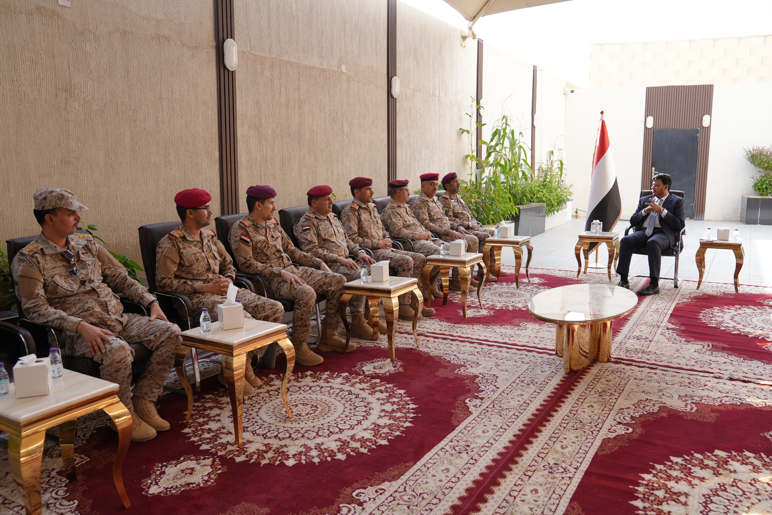 عضو مجلس القيادة الدكتور عبدالله العليمي يلتقي رئيس هيئة الأركان العامة وعددًا من رؤساء الهيئات العسكرية