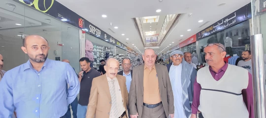 وكيل تعز يطلع على سير العمل في مستشفى الأمراض النفسية ويفتتح مركزاً تجارياً بمديرية المظفر