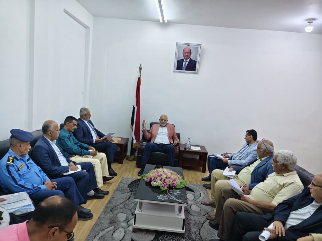 محافظ تعز يؤكد أهمية رفع مستوى أداء المكاتب التنفيذية وتحسين مستوى الخدمات المقدمة للمواطنين