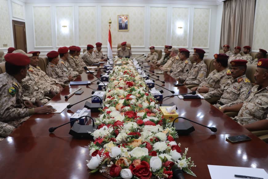 اجتماع عسكري في عدن يناقش تنفيذ التوجيهات العليا واستكمال الخطة الأمنية