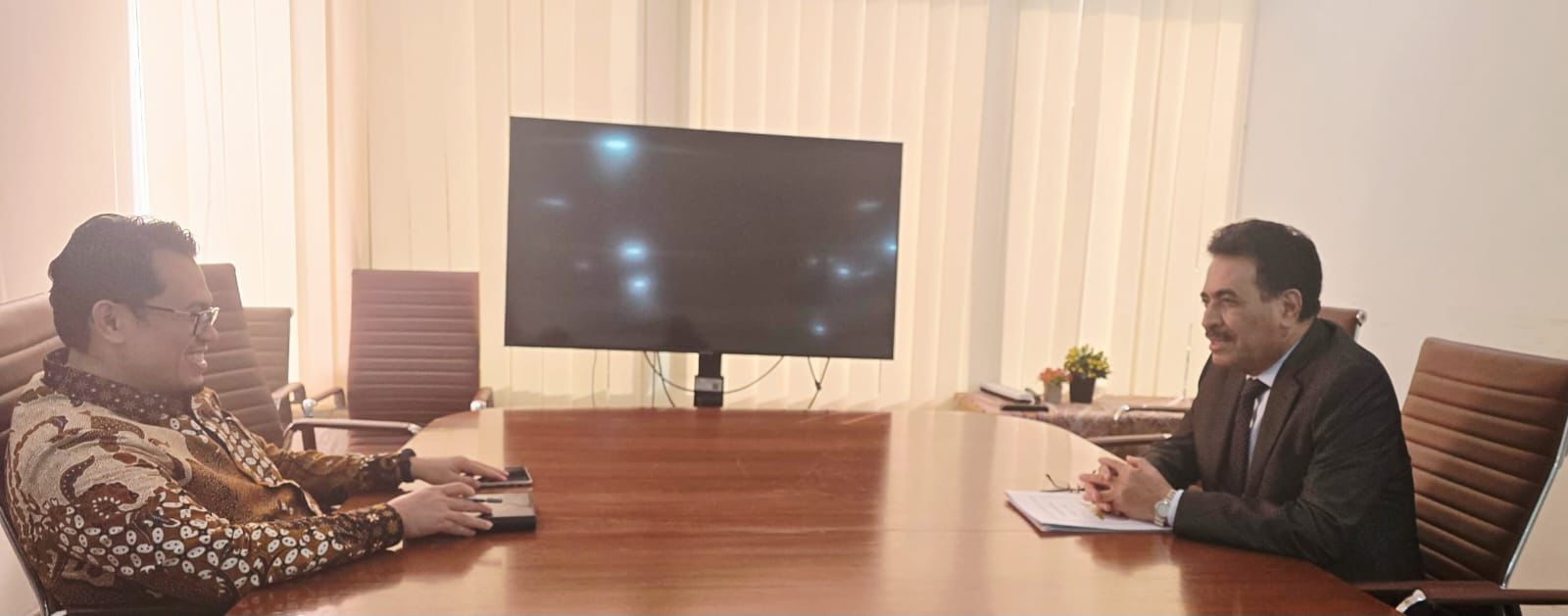 السفير بلفقيه يبحث مع مسؤول اندونيسي سُبل تعزيز العلاقات الثنائية