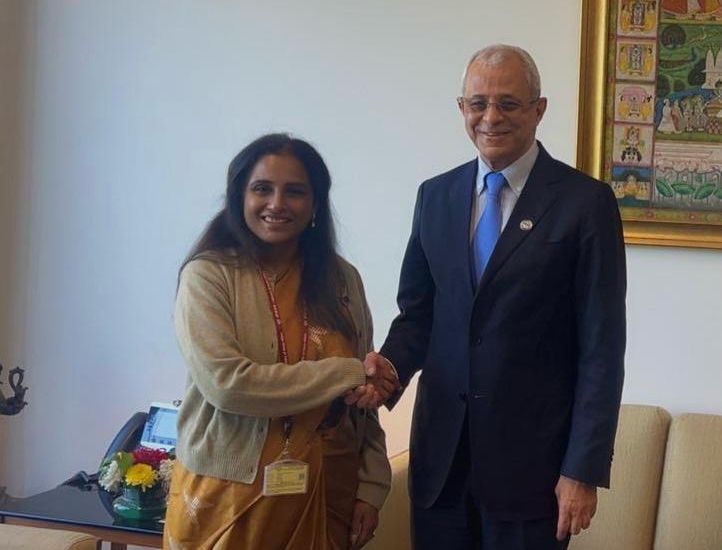 نائب وزير الخارجية يبحث مع وكيلة الخارجية الهندية سبل انعقاد اللجنة المشتركة بين البلدين