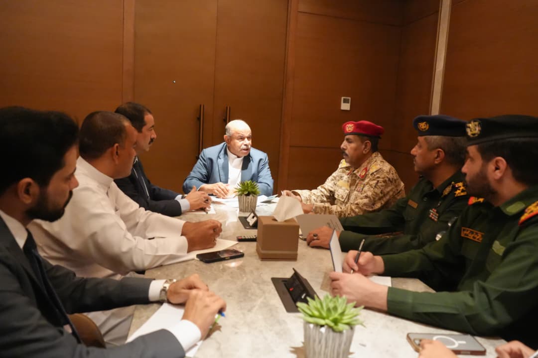 اجتماع برئاسة الخنبشي يشدد على ضرورة توحيد الجهود الأمنية والعسكرية ورفع مستوى الجاهزية