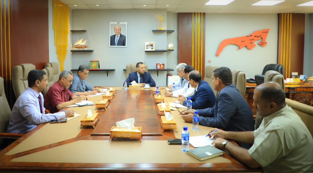 محافظ عدن يناقش أوضاع المتقاعدين والتحديات التي تواجه هيئة التأمينات والمعاشات