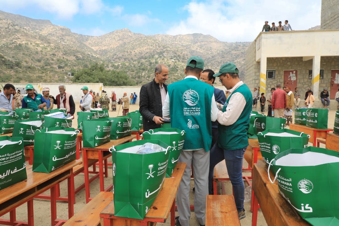 مركز الملك سلمان للإغاثة يوزع قسائم الكسوة الشتوية بمديرية القبيطة في لحج