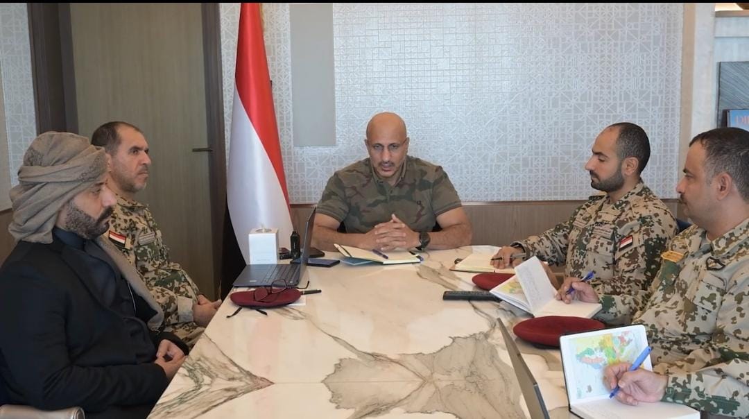 عضو مجلس القيادة طارق صالح يشدد على الجاهزية في جبهات الساحل الغربي