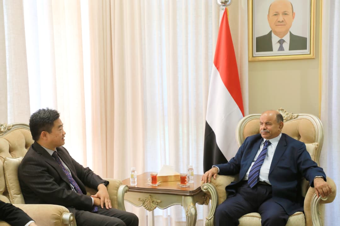 عضو مجلس القيادة الرئاسي سالم الخنبشي يلتقي القائم بأعمال السفارة الصينية