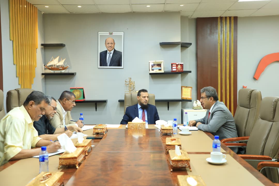 محافظ عدن يناقش دور هيئة المواصفات والمقاييس في ضبط الجودة وحماية المستهلك