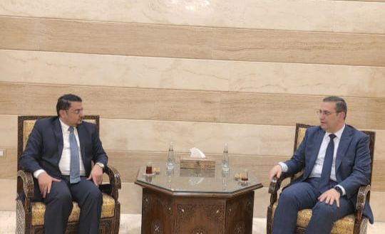 بعكر يبحث مع مسؤول سوري تعزيز التعاون في المحافل الدولية والإقليمية