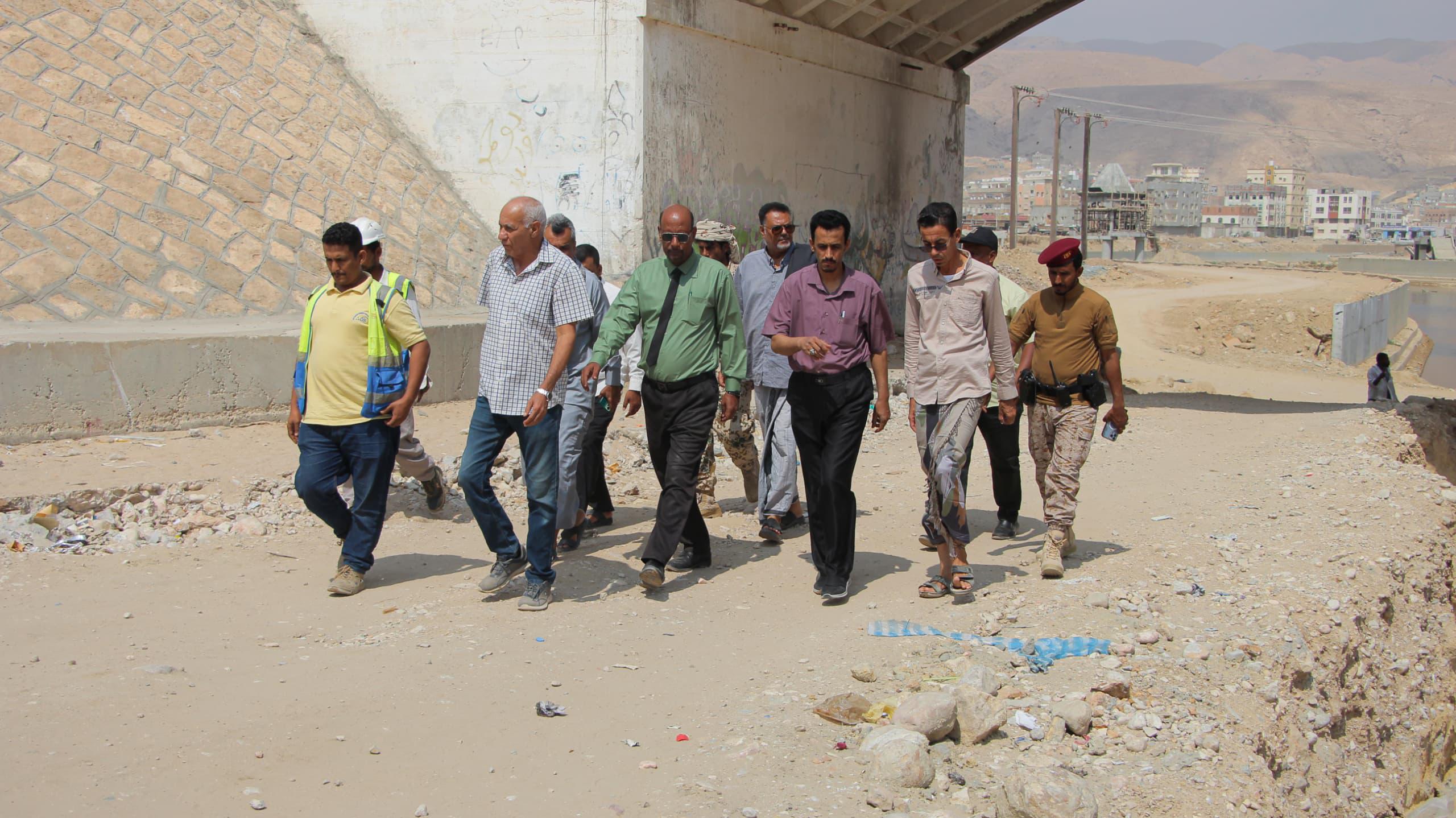 وكيل حضرموت يوجه بمعالجة المياه الراكدة في خور المكلا