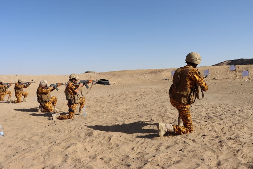 شرطة حراسة المنشآت بمأرب تنفذ مشروع ضرب النار بالذخيرة الحية لعدد من منتسبيها