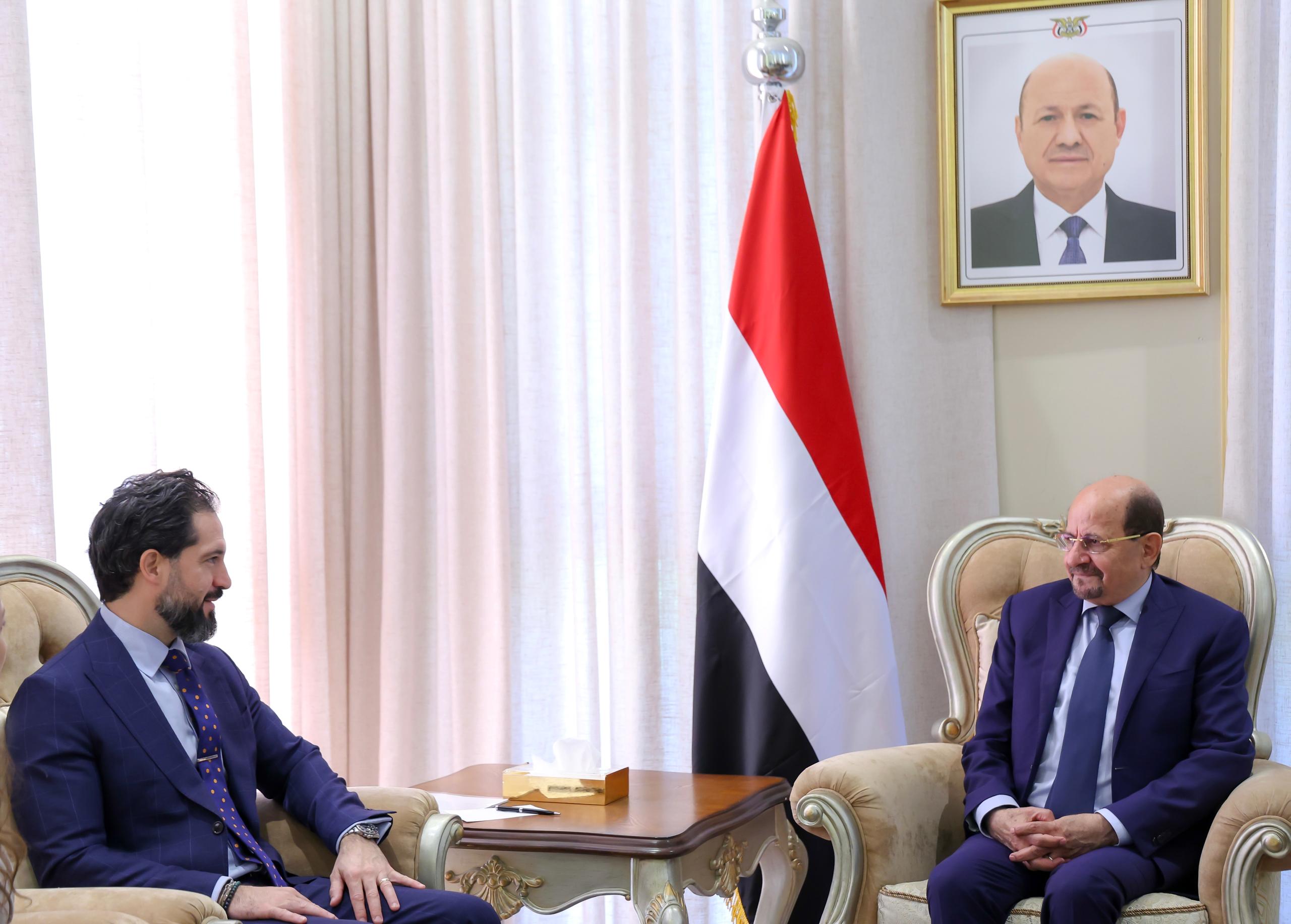 رئيس مجلس الوزراء يستقبل القائم بأعمال السفير الأمريكي لدى اليمن