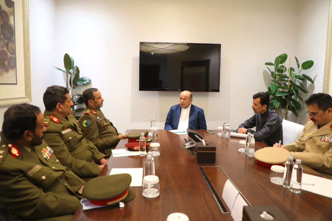 عضو مجلس القيادة سالم الخنبشي يشيد بدور القوات المسلحة وجهود توحيد العمل العسكري