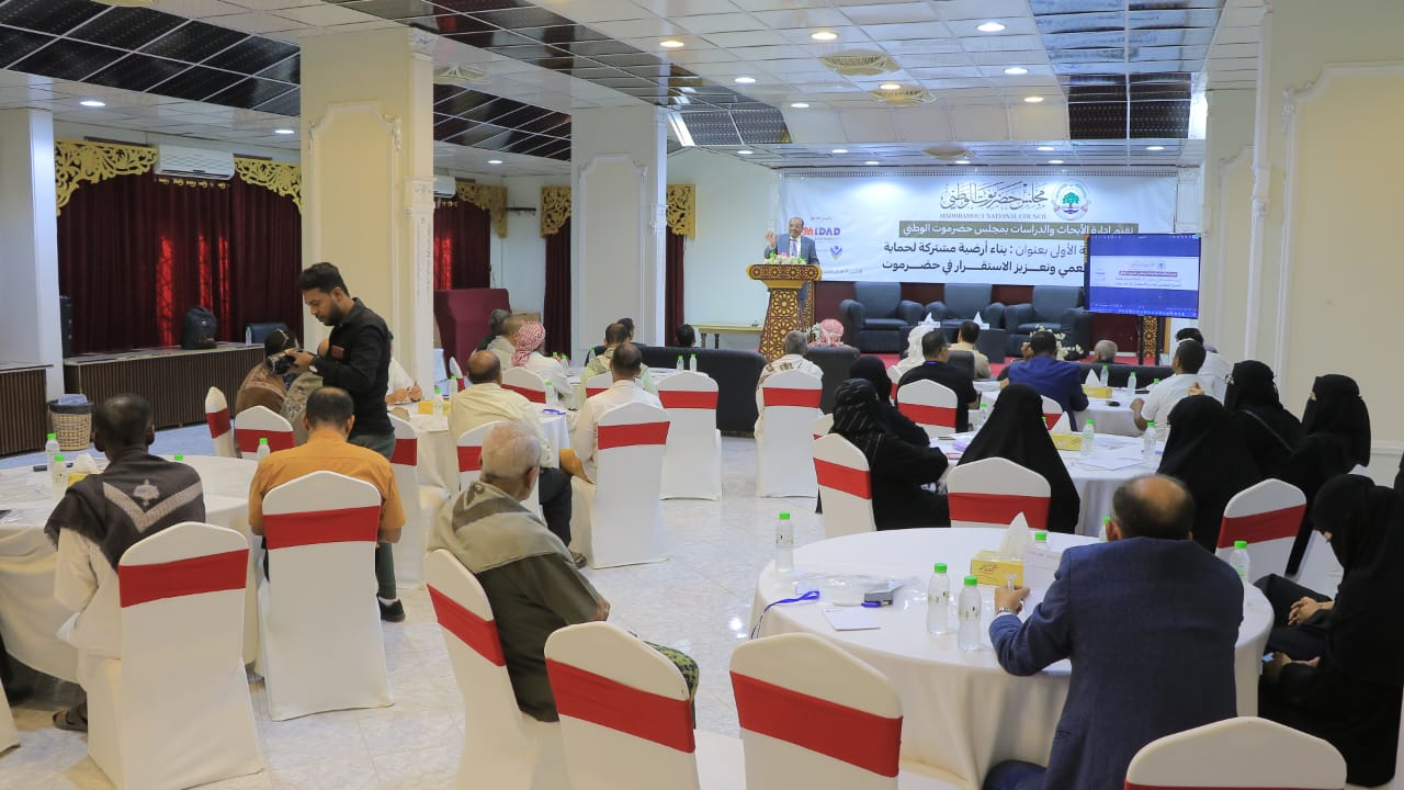 الوكيل التميمي يفتتح ورشة علمية لتعزيز حماية النسيج المجتمعي والاستقرار بحضرموت