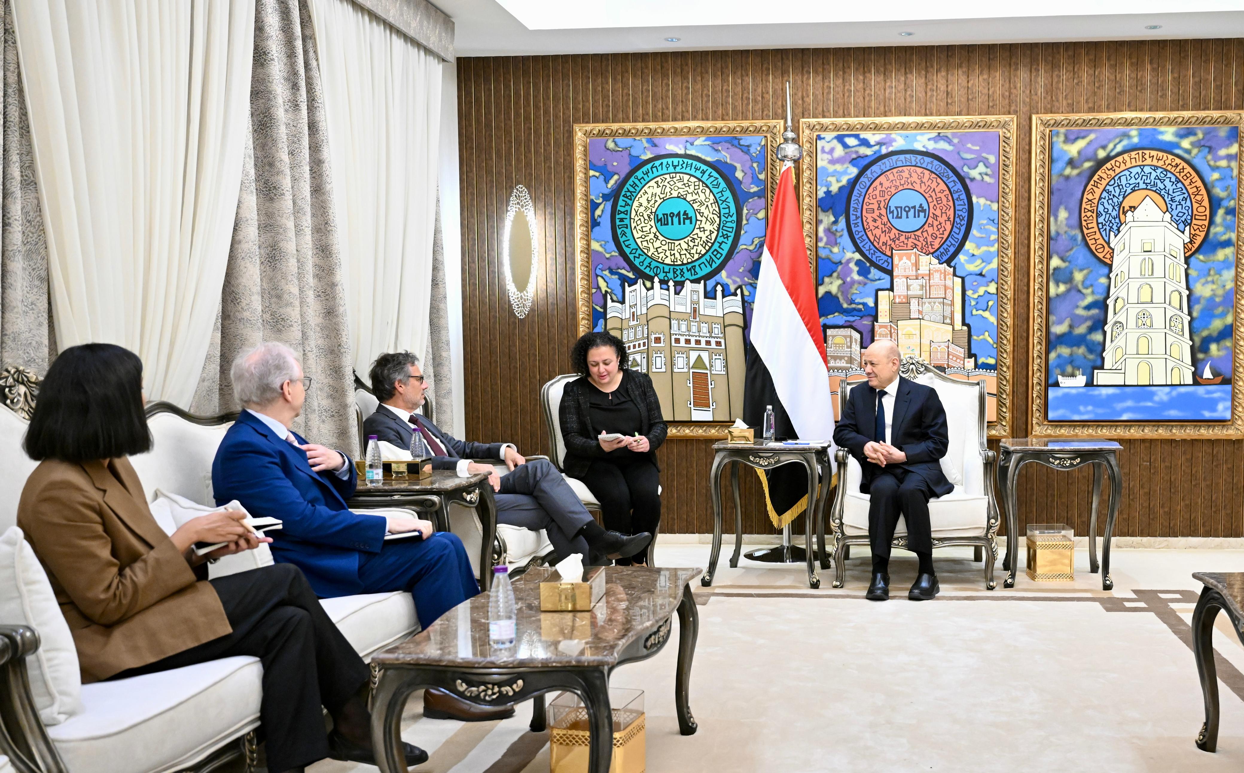 رئيس مجلس القيادة يؤكد التزام اليمن بالشراكة الوثيقة مع المجتمع الدولي في مجال مكافحة الإرهاب وحماية الممرات المائية