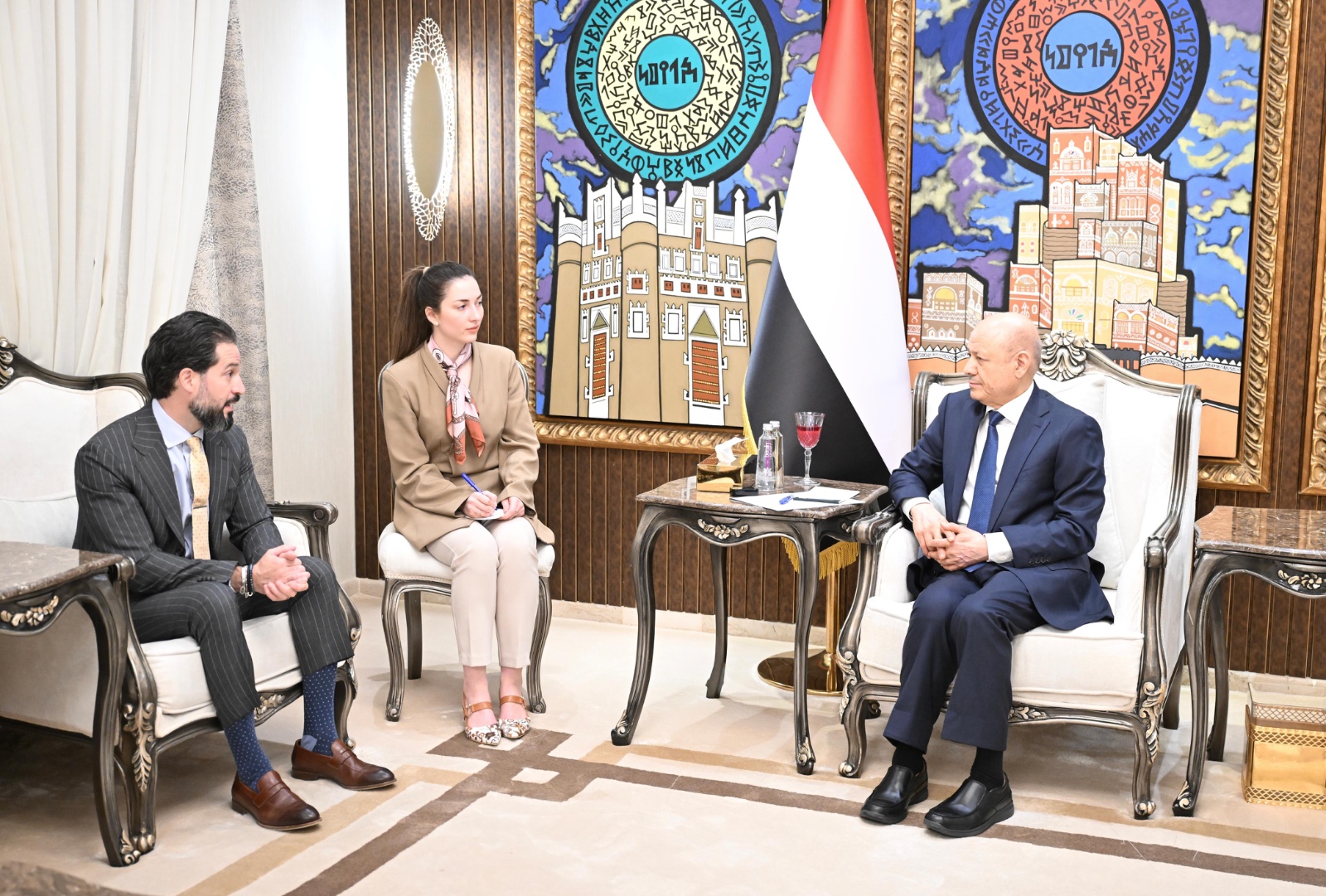 رئيس مجلس القيادة يشيد بالضغوط الامريكية القصوى على المليشيات الحوثية والنظام الايراني