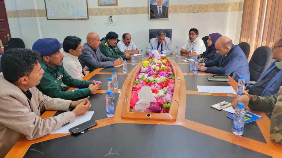 اللجنة الوطنية للتحقيق تلتقي قيادات السلطة المحلية والقضائية والأمنية بشبوة وتزور السجن المركزي