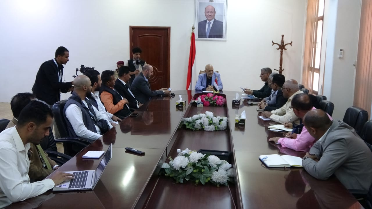 محافظ تعز يبحث مع مؤسسة رحمة حول العالم تعزيز التنسيق المشترك وتدخلاتها في المحافظة