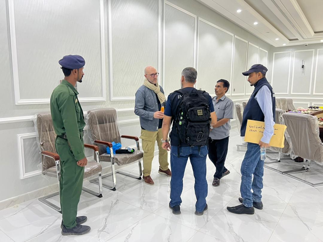 وفد منظمة الإنتربول يزور مبنى وزارة الداخلية في العاصمة المؤقتة عدن