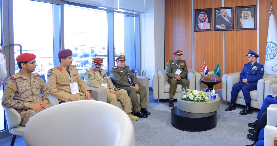 رئيس هيئة الأركان يبحث مع نظيره السعودي تعزيز التعاون العسكري وتطوير الشراكة الدفاعية
