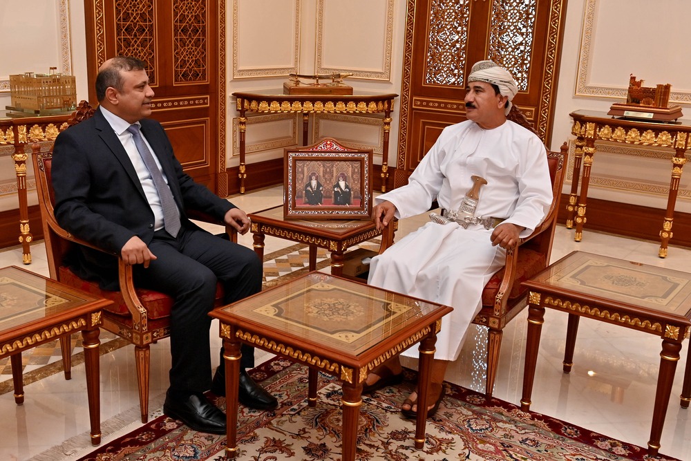 سفير اليمن يلتقي وزير المكتب السلطاني العماني