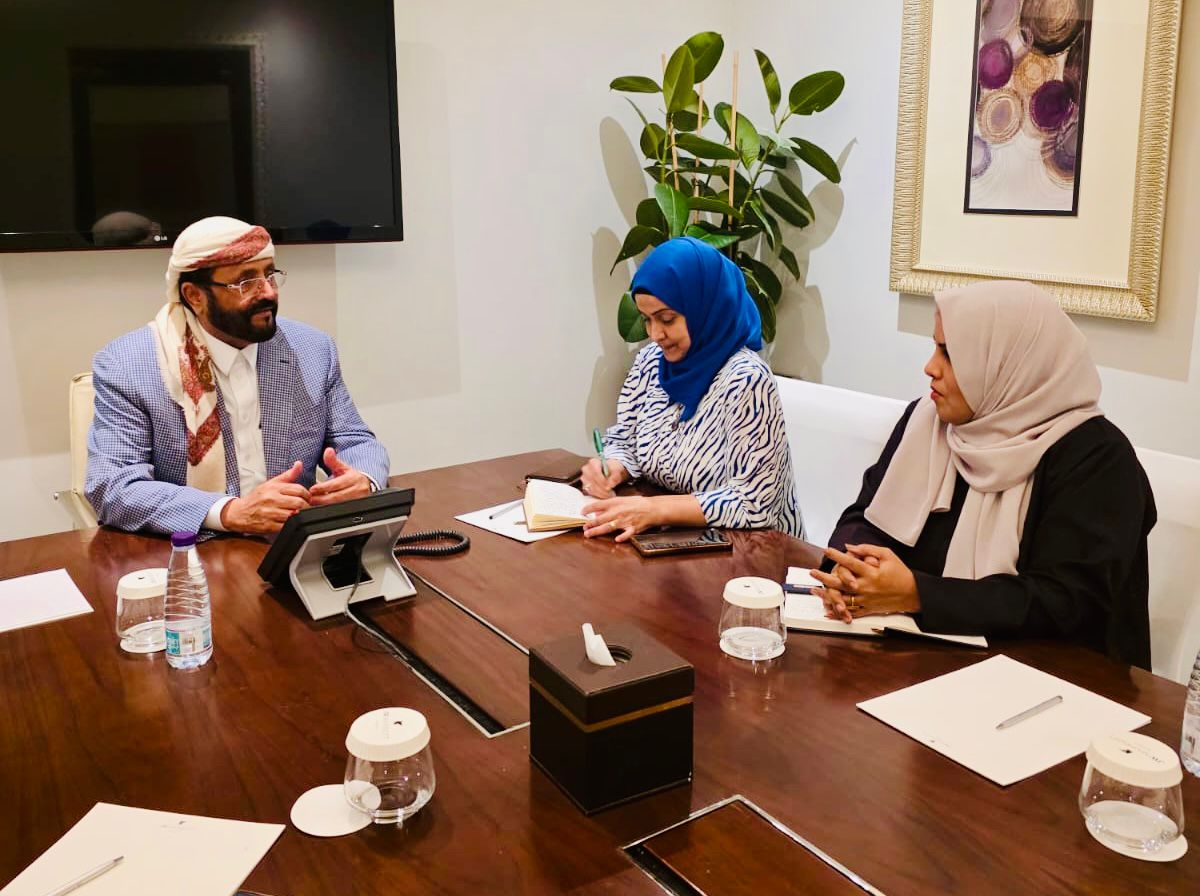 عضو مجلس القيادة العرادة يلتقي وزيرتي الشؤون القانونية وشؤون المرأة