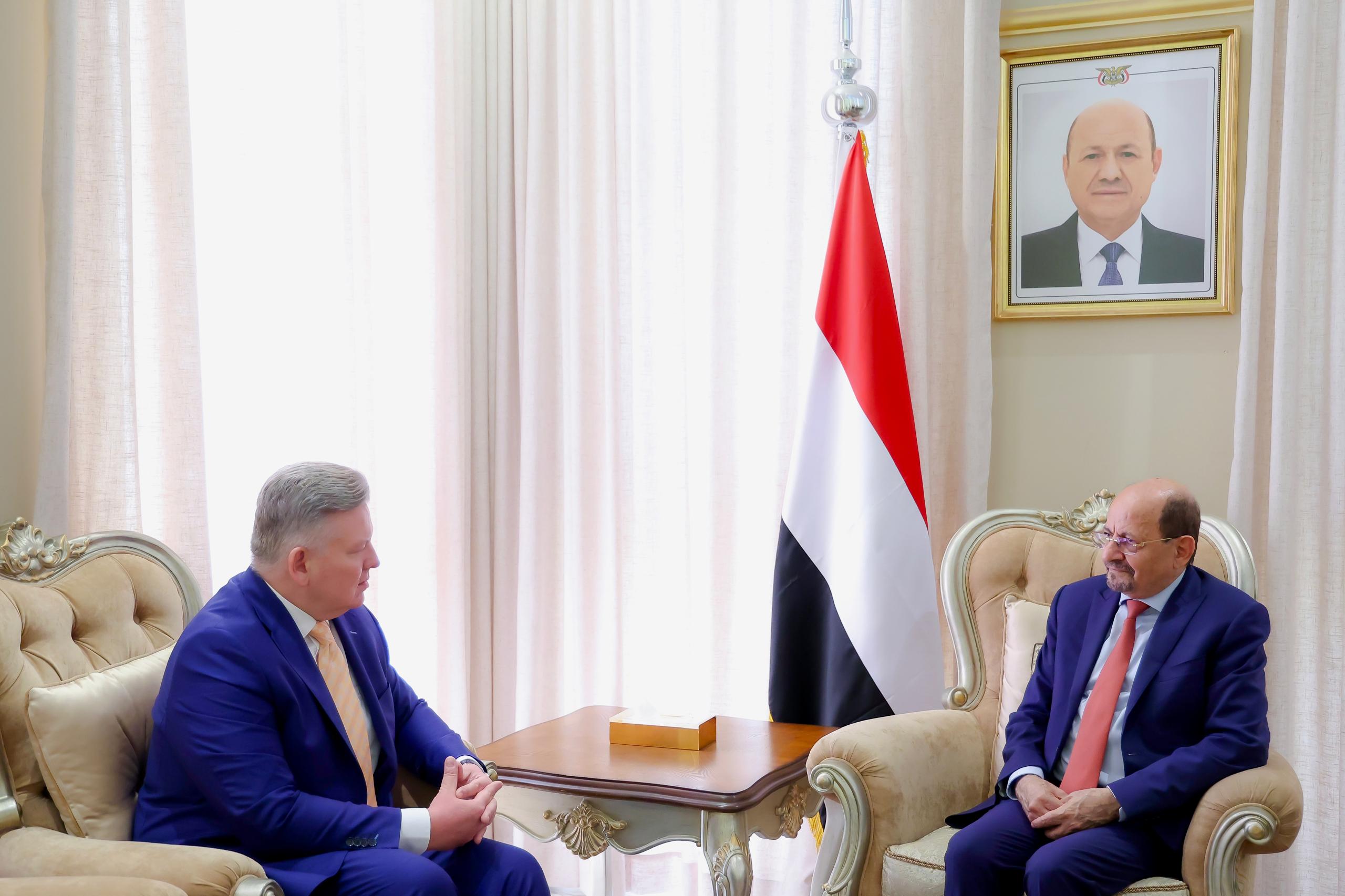 رئيس الوزراء يتسلم رسالة من نظيره البولندي