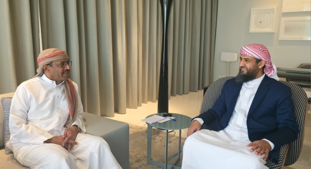 عضو مجلس القيادة المحرّمي يطّلع على خطط وزارة النفط والمعادن