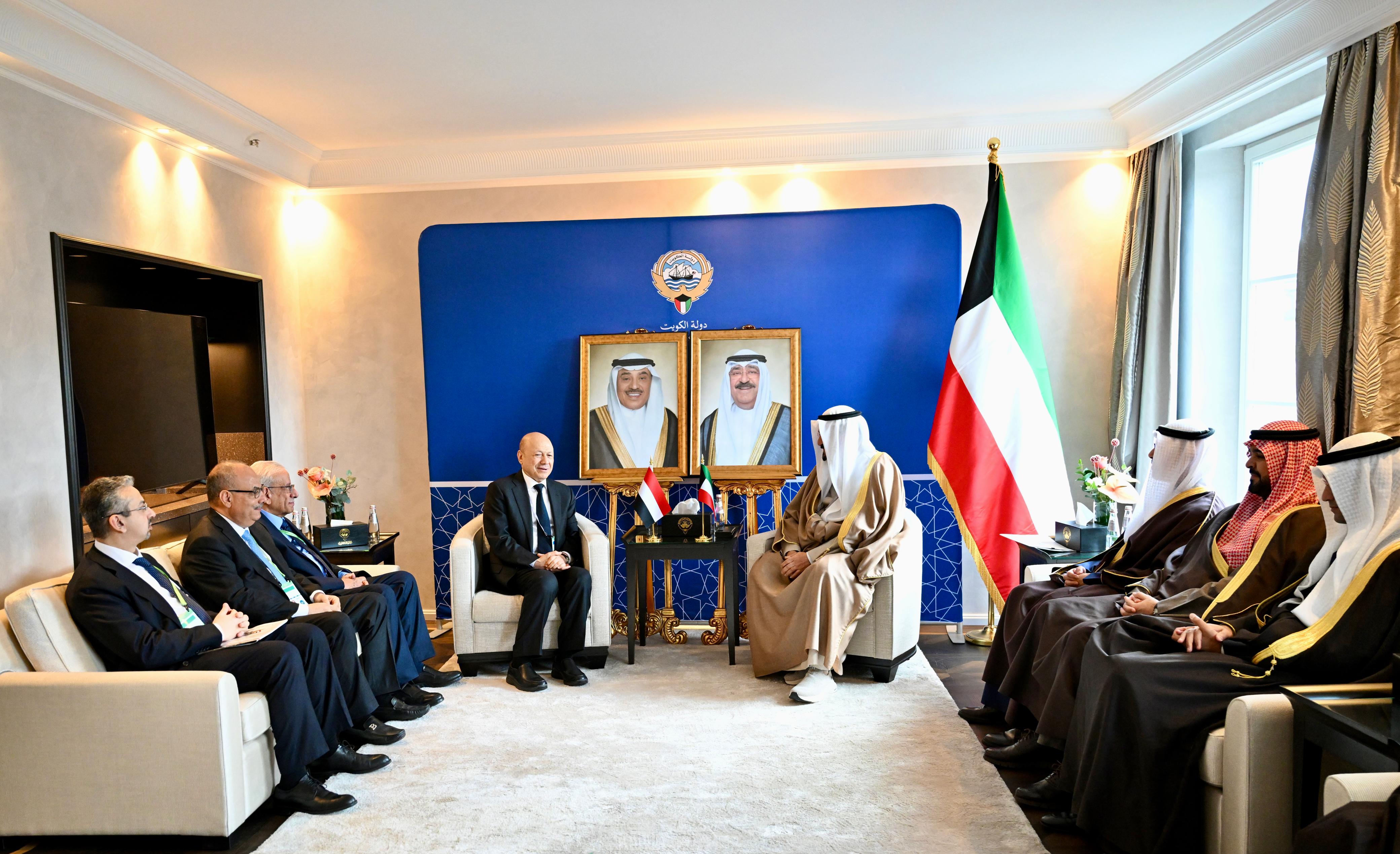 رئيس مجلس القيادة يبحث ورئيس الوزراء الكويتي العلاقات الثنائية والدعم المطلوب للحكومة الجديدة